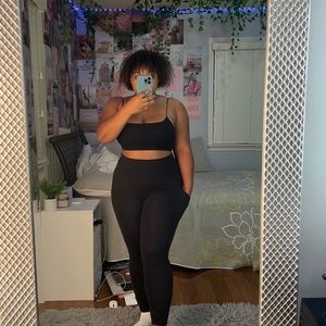 Vera Wang high waisted leggings with pockets!